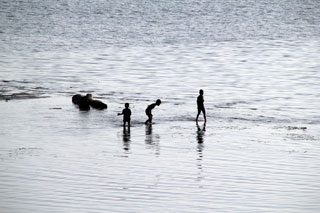 Niños jugando en el agua
