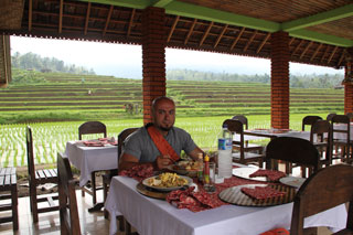 Comiendo entre las terrazas de arroz de Jatiluwih