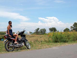 Visitando la isla en moto