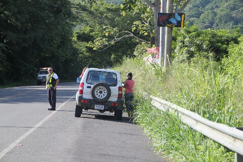 Policía en el río Tárcoles
