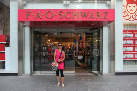 En la entrada de la tienda FAO Schwarz