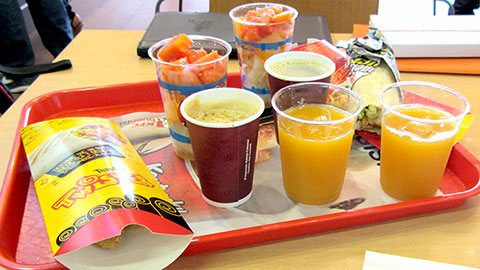 Desayuno en el KFC del aeropuerto de Guayaquil