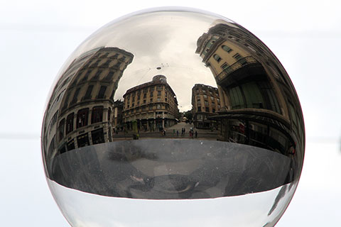 Bola de cristal en el centro de Ginebra